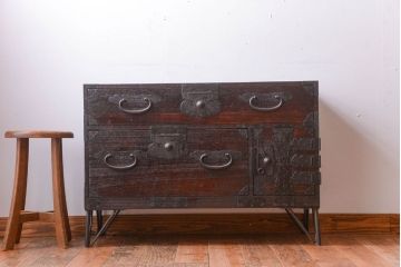 アンティーク家具　アンティーク　古い木の質感が味わい深い鉄脚付き時代箪笥ローボード(2)