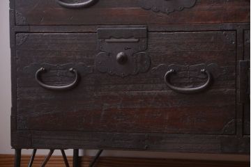 アンティーク家具　アンティーク　古い木の質感が味わい深い鉄脚付き時代箪笥ローボード(2)
