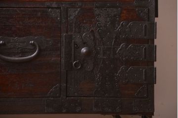 アンティーク家具　アンティーク　古い木の質感が味わい深い鉄脚付き時代箪笥ローボード(2)