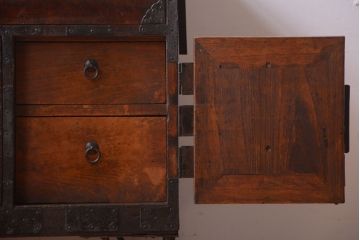 アンティーク家具　アンティーク　古い木の質感が味わい深い鉄脚付き時代箪笥ローボード(2)
