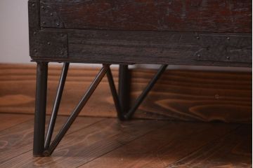 アンティーク家具　アンティーク　古い木の質感が味わい深い鉄脚付き時代箪笥ローボード(2)