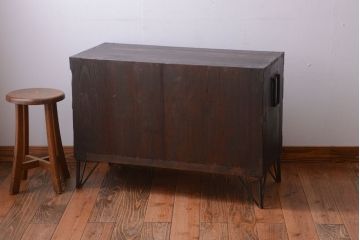 アンティーク家具　アンティーク　古い木の質感が味わい深い鉄脚付き時代箪笥ローボード(2)