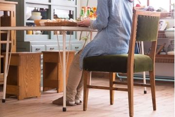 レトロ家具　和製アンティーク　古いナラ材のレトロなチェア