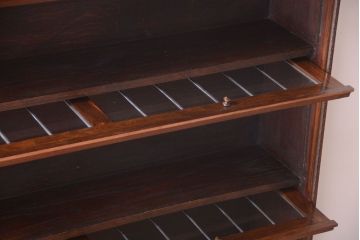 アンティーク家具　イギリスアンティーク　ウォールナット材の高級ブックケース