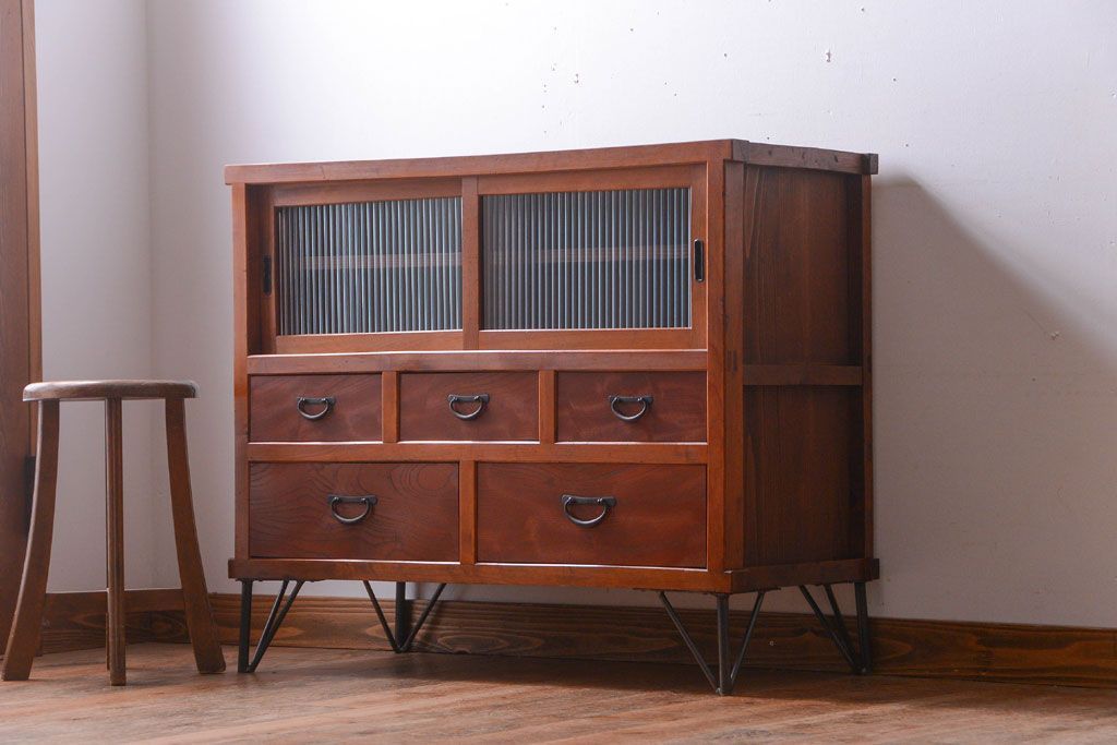 アンティーク家具　和製アンティーク　モールガラス入り!鉄脚付き収納棚(1)