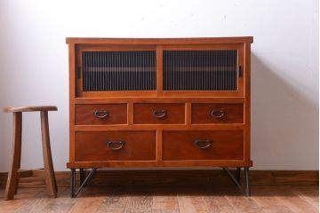 アンティーク家具　和製アンティーク　モールガラス入り!鉄脚付き収納棚(1)