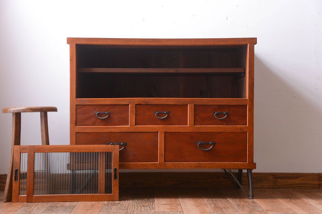 アンティーク家具　和製アンティーク　モールガラス入り!鉄脚付き収納棚(1)