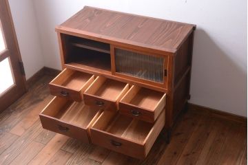 アンティーク家具　和製アンティーク　モールガラス入り!鉄脚付き収納棚(1)