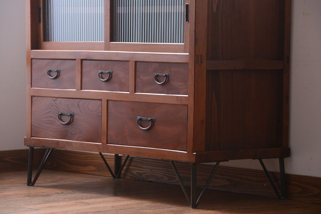 アンティーク家具　和製アンティーク　モールガラス入り!鉄脚付き収納棚(1)