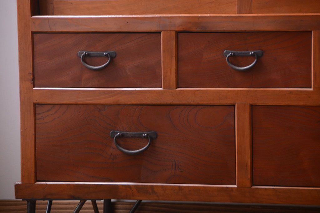 アンティーク家具　和製アンティーク　モールガラス入り!鉄脚付き収納棚(1)