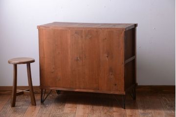 アンティーク家具　和製アンティーク　モールガラス入り!鉄脚付き収納棚(1)