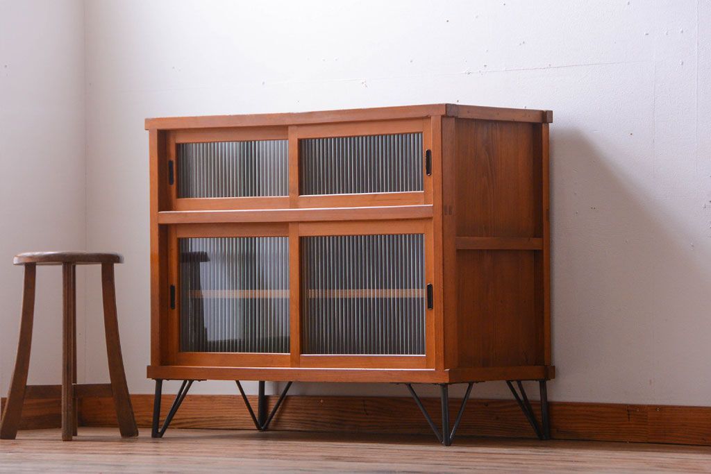 アンティーク家具　 和製アンティーク　モールガラス入り!鉄脚付き収納棚(2)