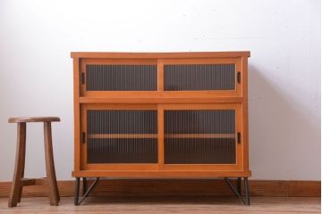 アンティーク家具　 和製アンティーク　モールガラス入り!鉄脚付き収納棚(2)