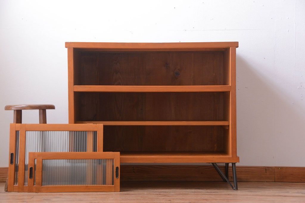 アンティーク家具　 和製アンティーク　モールガラス入り!鉄脚付き収納棚(2)