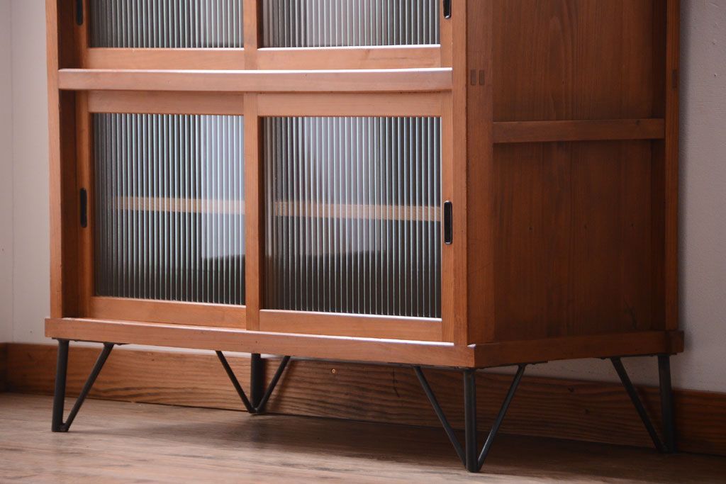 アンティーク家具　 和製アンティーク　モールガラス入り!鉄脚付き収納棚(2)