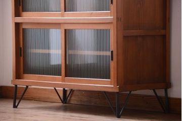 アンティーク家具　 和製アンティーク　モールガラス入り!鉄脚付き収納棚(2)