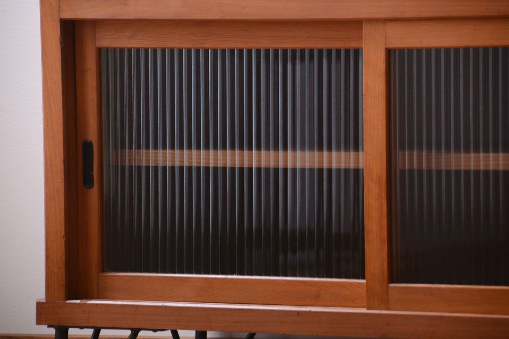 アンティーク家具　 和製アンティーク　モールガラス入り!鉄脚付き収納棚(2)