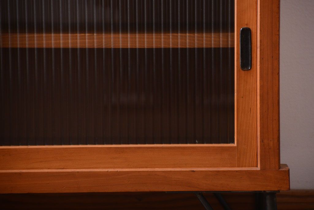 アンティーク家具　 和製アンティーク　モールガラス入り!鉄脚付き収納棚(2)