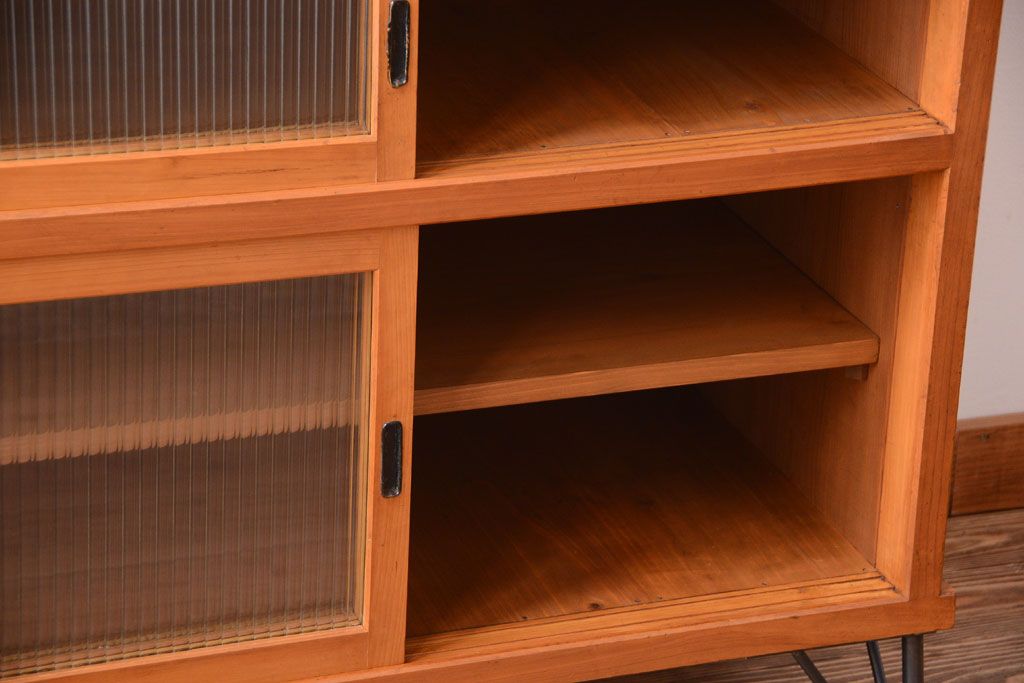 アンティーク家具　 和製アンティーク　モールガラス入り!鉄脚付き収納棚(2)