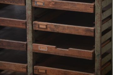 アンティーク家具　アンティーク　古い木のトレー付きペイントアイアンラック