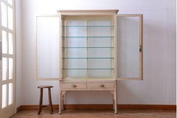 アンティーク家具　アンティーク オリジナルペイントの大振りなケビント(ガラスケース、キャビネット)