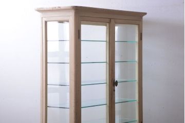 アンティーク家具　アンティーク オリジナルペイントの大振りなケビント(ガラスケース、キャビネット)