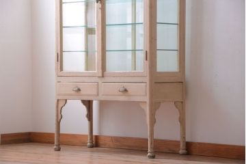 アンティーク家具　アンティーク オリジナルペイントの大振りなケビント(ガラスケース、キャビネット)
