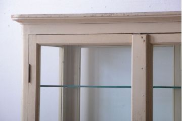 アンティーク家具　アンティーク オリジナルペイントの大振りなケビント(ガラスケース、キャビネット)