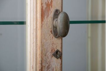 アンティーク家具　アンティーク オリジナルペイントの大振りなケビント(ガラスケース、キャビネット)