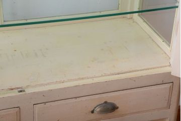 アンティーク家具　アンティーク オリジナルペイントの大振りなケビント(ガラスケース、キャビネット)