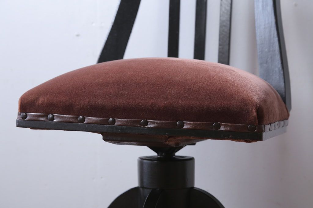アンティーク家具　 アンティーク　シックでおしゃれな回転イス