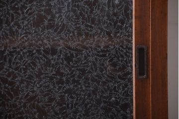 アンティーク家具　和製アンティーク　結霜ガラス入り!古い木製のガラス戸棚