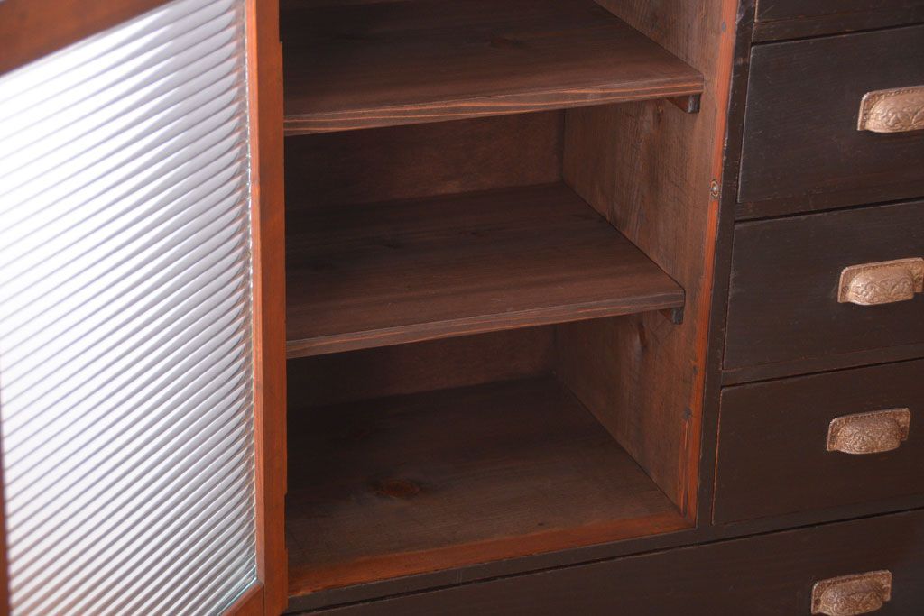 アンティーク家具　和製アンティーク　モールガラス入り!引き出し付きの珍しい収納棚