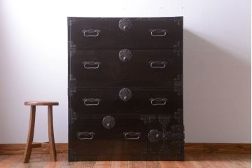 アンティーク家具　古民具・骨董　丸金具が印象的!黒漆塗り庄内箪笥