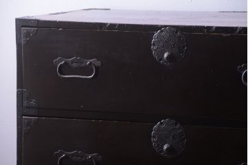 アンティーク家具　古民具・骨董　丸金具が印象的!黒漆塗り庄内箪笥