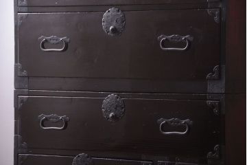 アンティーク家具　古民具・骨董　丸金具が印象的!黒漆塗り庄内箪笥