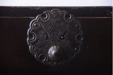 アンティーク家具　古民具・骨董　丸金具が印象的!黒漆塗り庄内箪笥