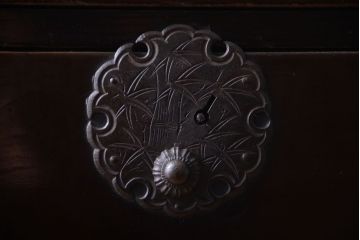 アンティーク家具　古民具・骨董　丸金具が印象的!黒漆塗り庄内箪笥