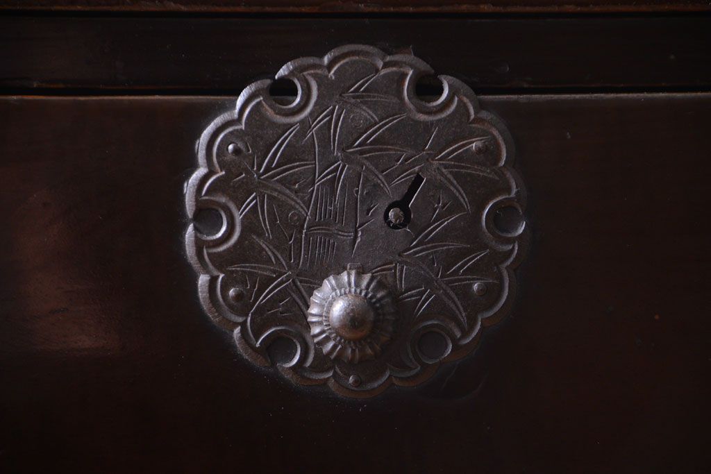アンティーク家具　古民具・骨董　丸金具が印象的!黒漆塗り庄内箪笥