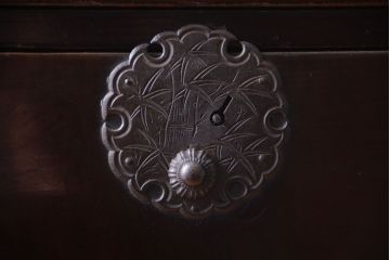 アンティーク家具　古民具・骨董　丸金具が印象的!黒漆塗り庄内箪笥