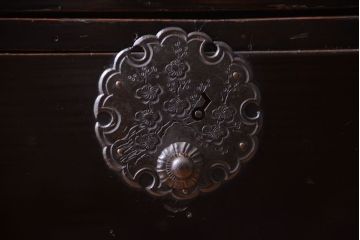 アンティーク家具　古民具・骨董　丸金具が印象的!黒漆塗り庄内箪笥