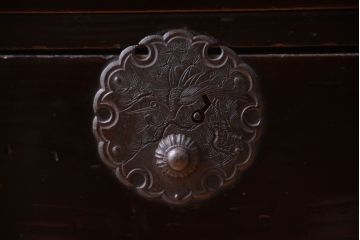 アンティーク家具　古民具・骨董　丸金具が印象的!黒漆塗り庄内箪笥