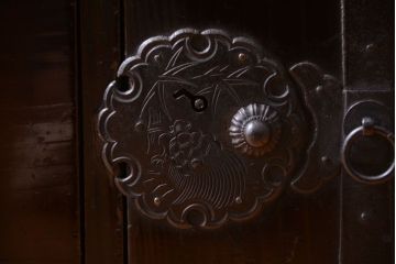 アンティーク家具　古民具・骨董　丸金具が印象的!黒漆塗り庄内箪笥