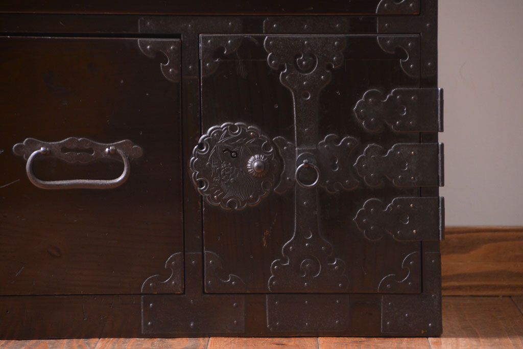 アンティーク家具　古民具・骨董　丸金具が印象的!黒漆塗り庄内箪笥