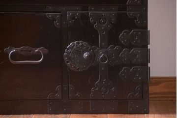 アンティーク家具　古民具・骨董　丸金具が印象的!黒漆塗り庄内箪笥