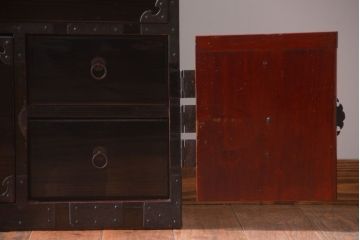 アンティーク家具　古民具・骨董　丸金具が印象的!黒漆塗り庄内箪笥