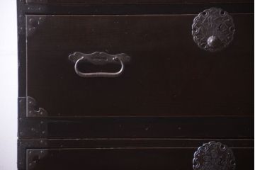 アンティーク家具　古民具・骨董　丸金具が印象的!黒漆塗り庄内箪笥