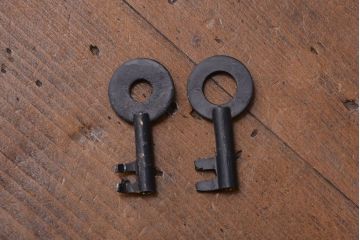 アンティーク家具　古民具・骨董　丸金具が印象的!黒漆塗り庄内箪笥