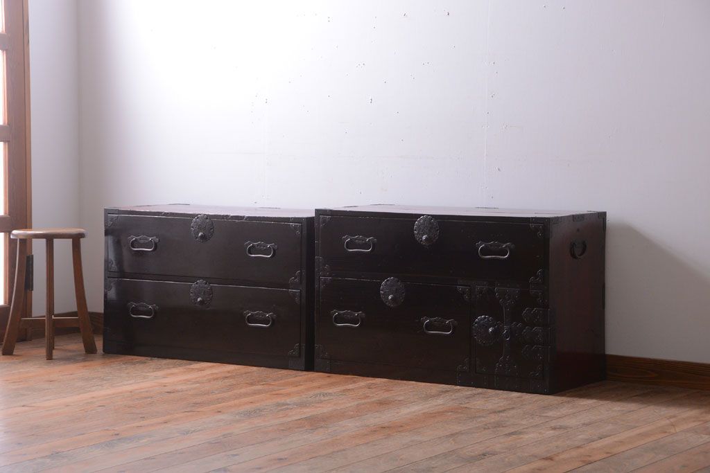 アンティーク家具　古民具・骨董　丸金具が印象的!黒漆塗り庄内箪笥