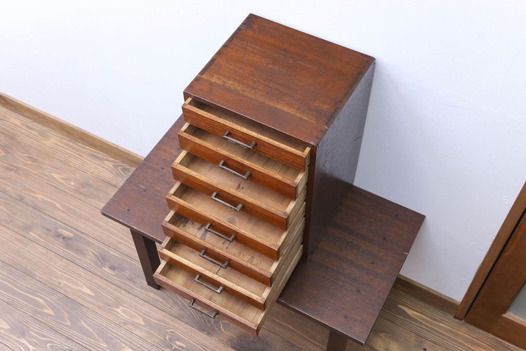 アンティーク家具　和製アンティーク　取っ手がおしゃれな7段の小引き出し